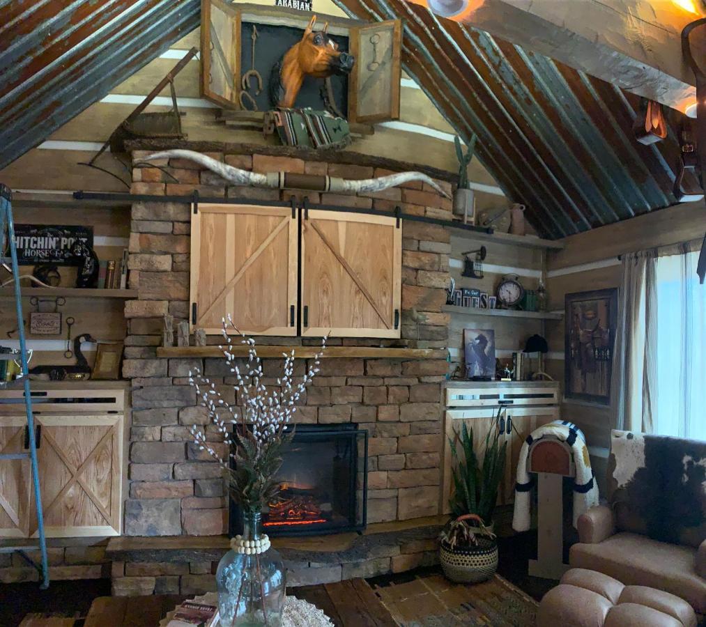Fox Pass Cabins Hot Springs Exterior foto